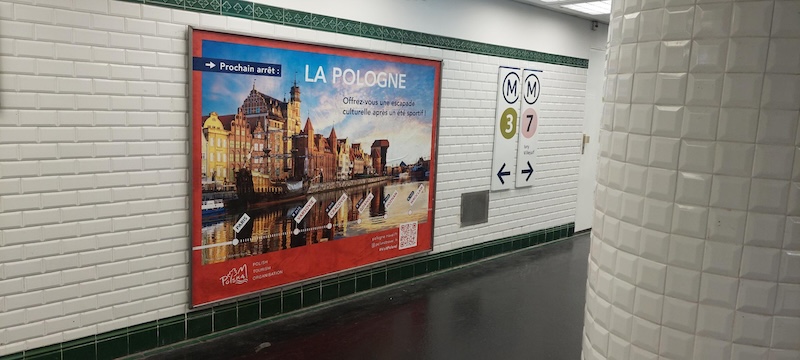 LA POLOGNE S'AFFICHE DANS LE MÉTRO ET SUR LES TAXIS