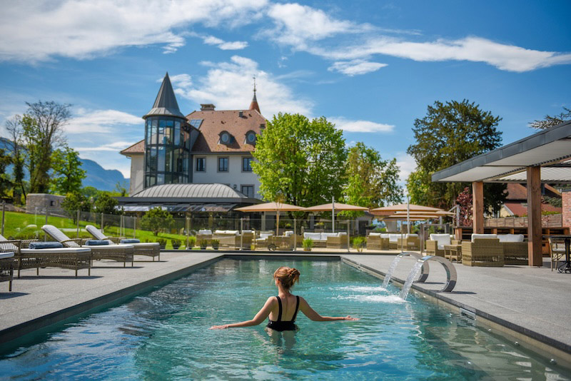 LE CHÂTEAU BRACHET AU LUXE RAFFINÉ PROMET UNE PAUSE DÉTENTE COSY, BAIGNÉE D'HISTOIRE