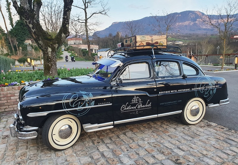 LE CHÂTEAU BRACHET AU LUXE RAFFINÉ PROMET UNE PAUSE DÉTENTE COSY, BAIGNÉE D'HISTOIRE