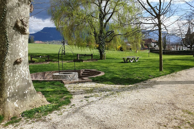 LE CHÂTEAU BRACHET AU LUXE RAFFINÉ PROMET UNE PAUSE DÉTENTE COSY, BAIGNÉE D'HISTOIRE