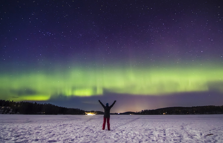 ADMIREZ LES ÉTOILES ET LES AURORES BORÉALES DANS LA RÉGION DE JYVASKYLA DANS LA FINLANDE DES LACS